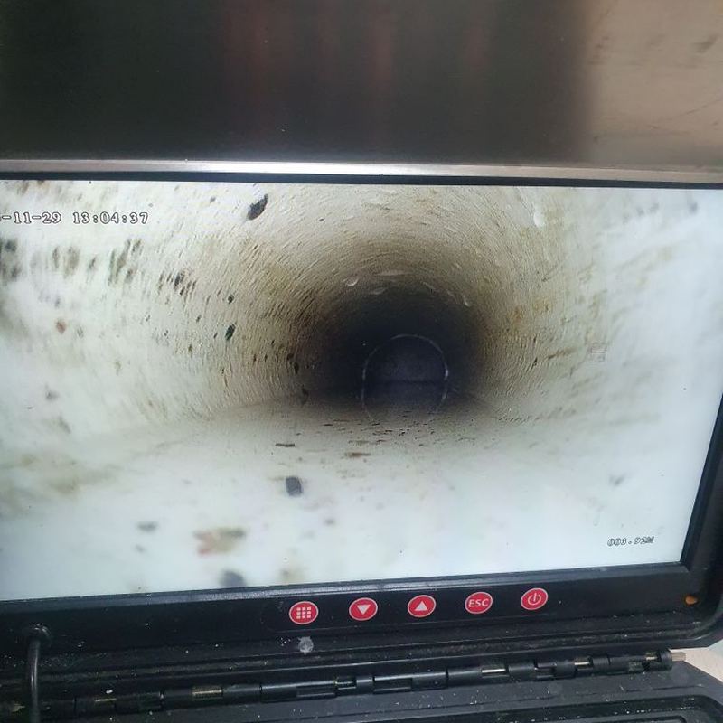 세척을 마쳐 관 안쪽 벽면이 보이는 배관 내시경 화면