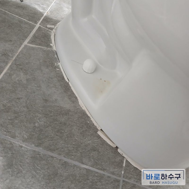 변기 뒤쪽 백시멘트가 떨어져 나가 바닥 타일이 그대로 드러난 작업 전 상태