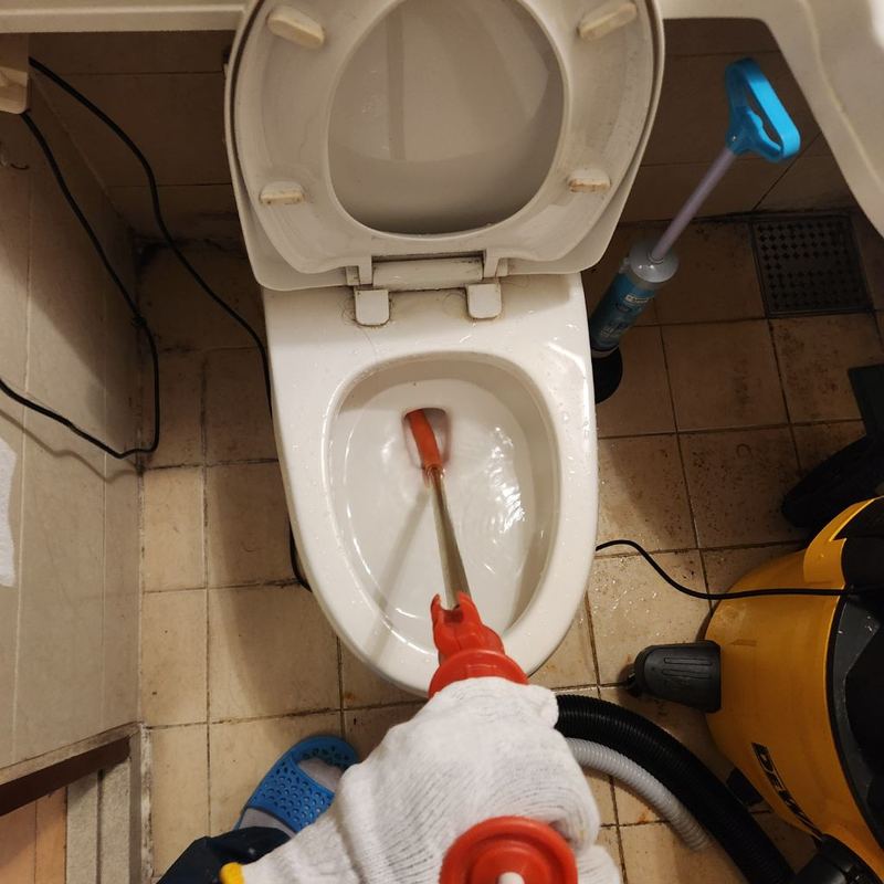 관통기로 뭉친 휴지를 밀어내 물이 다시 내려가는 변기