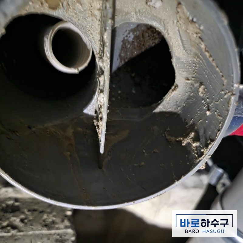 시멘트를 제거한 뒤 관 안쪽 통로가 드러난 욕실 배관 작업 후 모습